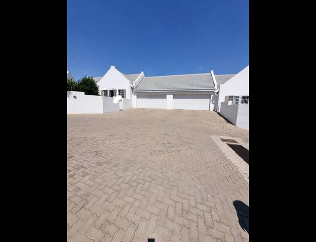 3 BEDROOM TOWNHOUSE FOR SALE IN KOSMOSDAL